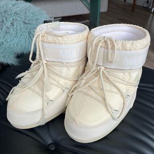 Moon Boots NWT Cream ICON Low Womens Size 9